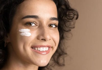 ضار للبشرة.. أطباء الجلد يحذرون من خلط هذين المكونين