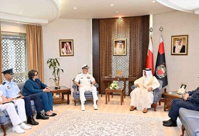 وزير الداخلية يبحث مع قائد القوات البحرية بالقيادة المركزية الأمريكية قائد الأسطول الخامس مجالات التعاون والتنسيق الأمني