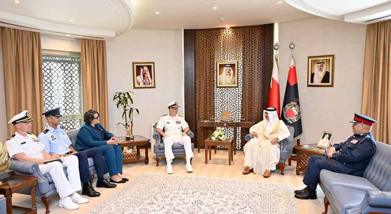 وزير الداخلية يبحث مع قائد القوات البحرية بالقيادة المركزية الأمريكية قائد الأسطول الخامس مجالات التعاون والتنسيق الأمني