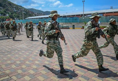 فنزويلا تحشد قواتها وميليشياتها مع اقتراب الجيش الأميركي