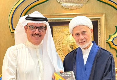 الشيخ عبدالحسين العصفور يتسلم إصدارًا أكاديميًا جديدًا للبروفيسور فيصل الملا
