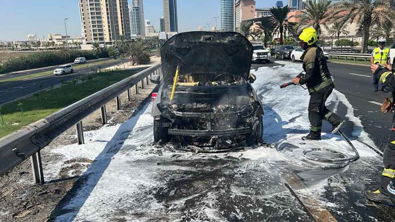الدفاع المدني يسيطر على حريق مركبة بشارع الملك فيصل دون تسجيل إصابات