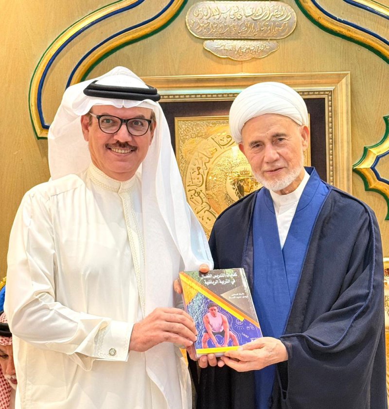 الشيخ عبدالحسين العصفور يتسلم إصدارًا أكاديميًا جديدًا للبروفيسور فيصل الملا