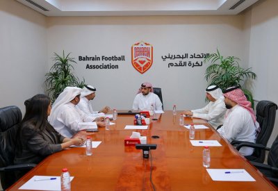 لجنة الإعلام الرياضي تبحث أوجه التعاون مع اتحاد الكرة في اجتماع عقد بـ "بيت الكرة البحرينية"