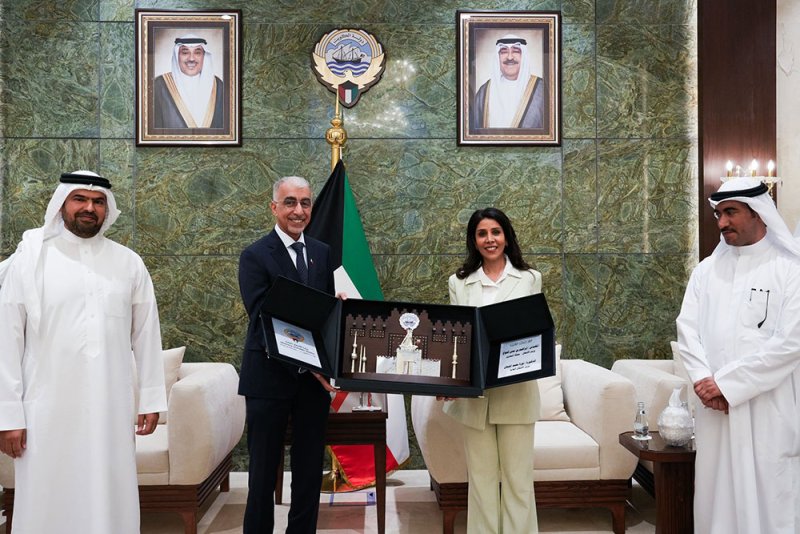 وزير الأشغال يلتقي وزيرة الأشغال العامة في دولة الكويت