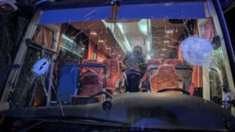 مأساة في كرة السلة.. هجوم بالحجارة على فريق إيطالي ومقتل السائق