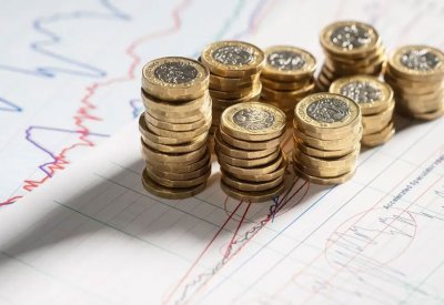ضبابية الاقتصاد البريطاني تشعل رهانات البيع على الإسترليني