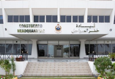 خفر السواحل: فقدان شخص في البحر بعد اصطدام قارب بدورية بحرية ومحاولة الهروب أثناء مزاولة صيد الروبيان بأدوات ممنوعة