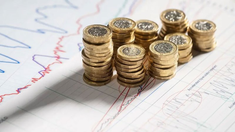ضبابية الاقتصاد البريطاني تشعل رهانات البيع على الإسترليني