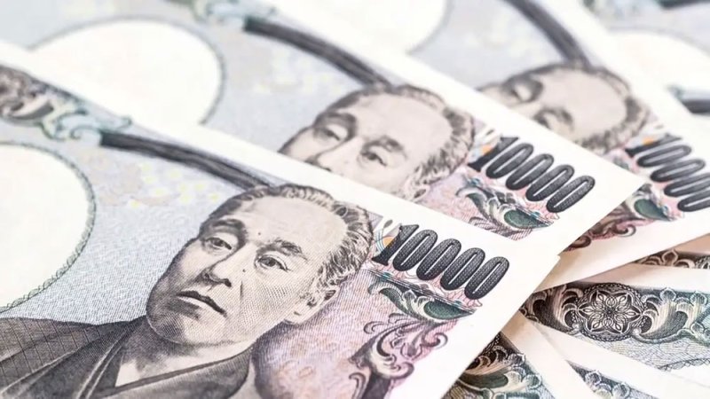 الين يتراجع بعد انتخاب تاكايتشي رئيسة لوزراء اليابان