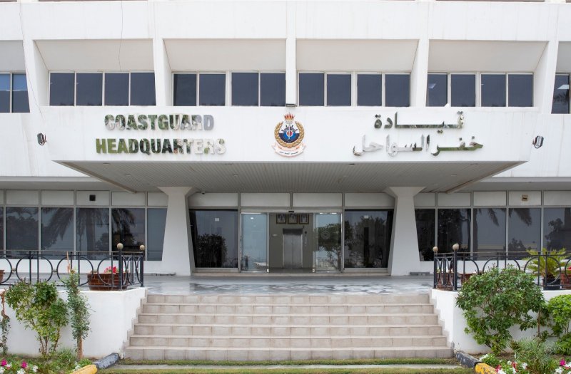 خفر السواحل: فقدان شخص في البحر بعد اصطدام قارب بدورية بحرية ومحاولة الهروب أثناء مزاولة صيد الروبيان بأدوات ممنوعة