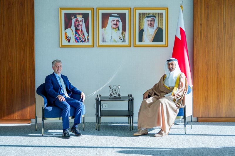 وزير المواصلات والاتصالات يستقبل سفير المملكة المتحدة لدى مملكة البحرين
