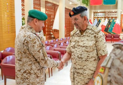 القائد العام لقوة دفاع البحرين يجتمع مع قائد القيادة العسكرية الموحدة بدول مجلس التعاون وقائد قوات درع الجزيرة‎