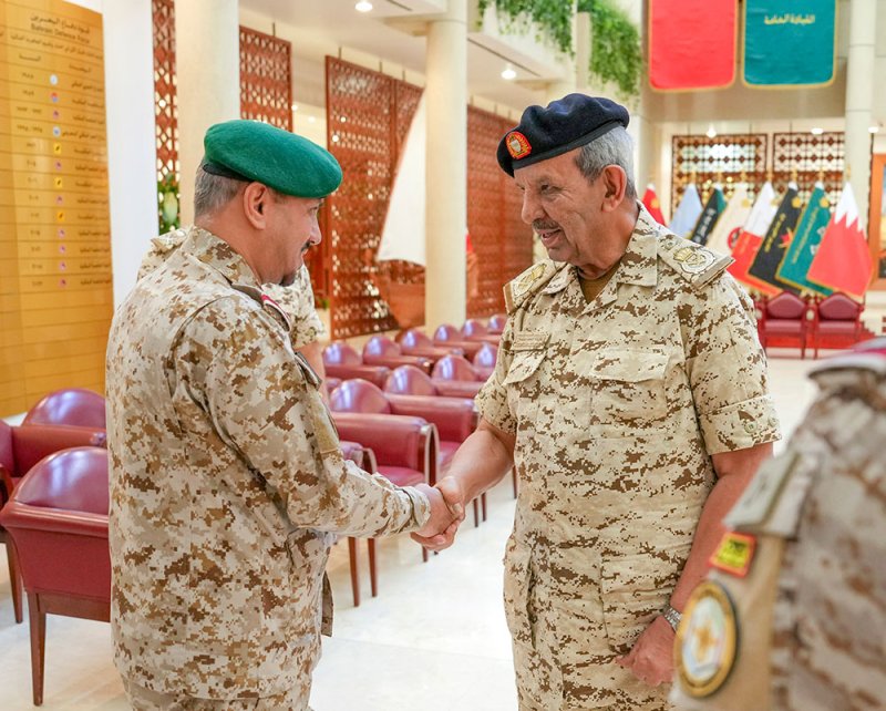 القائد العام لقوة دفاع البحرين يجتمع مع قائد القيادة العسكرية الموحدة بدول مجلس التعاون وقائد قوات درع الجزيرة‎