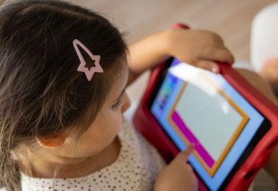 متى تسمح لطفلك بالحصول على جهاز ذكي؟ خبير أميركي يجيب