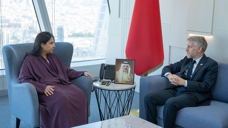 المدير العام لمعهد الإدارة العامة تبحث تعزيز التعاون مع سفير المملكة المتحدة لدى البحرين