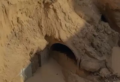 حماس تسلّم جثة رهينة إسرائيلي.. وفيديو للحظة استخراج رفاته