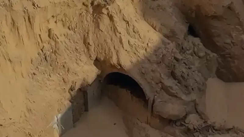 حماس تسلّم جثة رهينة إسرائيلي.. وفيديو للحظة استخراج رفاته
