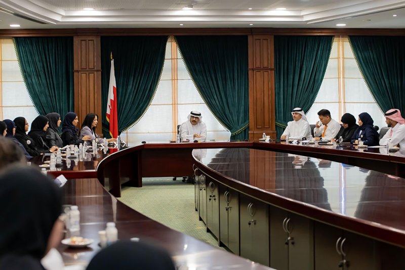 وزير التربية يلتقي أعضاء اللجنة الاستشارية الطلابية للمدارس الثانوية الحكومية