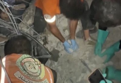 إسرائيل تمطر غزة بالغارات.. مقتل 30 فلسطينياً