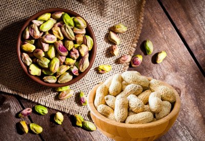الفستق أم الفول السوداني.. أيهما تختار لصحتك ومحفظتك؟