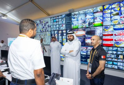 سمو الشيخ عيسى بن علي يتوج أبطال الدراجات الهوائية ويزور مركزي العمليات والإعلام