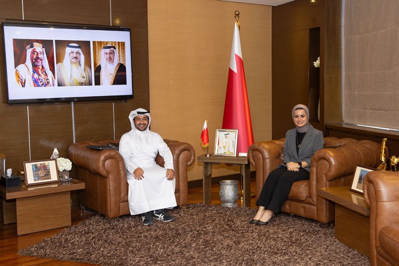 وزيرة شؤون الشباب تستقبل المغامر البحريني عبدالله المدفعي