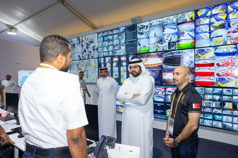 سمو الشيخ عيسى بن علي يتوج أبطال الدراجات الهوائية ويزور مركزي العمليات والإعلام