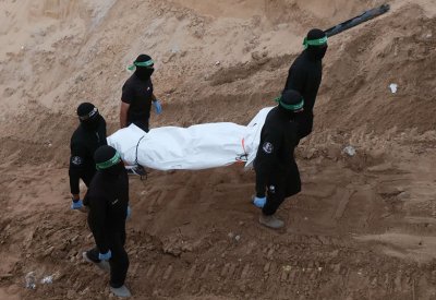 أزمة الجثث الـ13.. إلى أي مدى تهدد اتفاق غزة؟