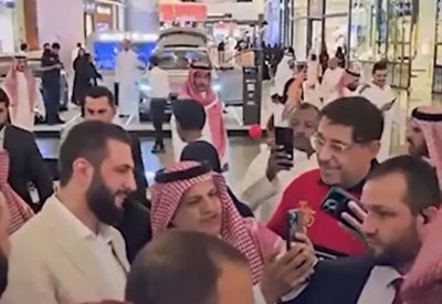 احتفاء وصور.. فيديو للشرع يتجول بأحد مولات الرياض