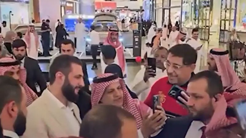 احتفاء وصور.. فيديو للشرع يتجول بأحد مولات الرياض