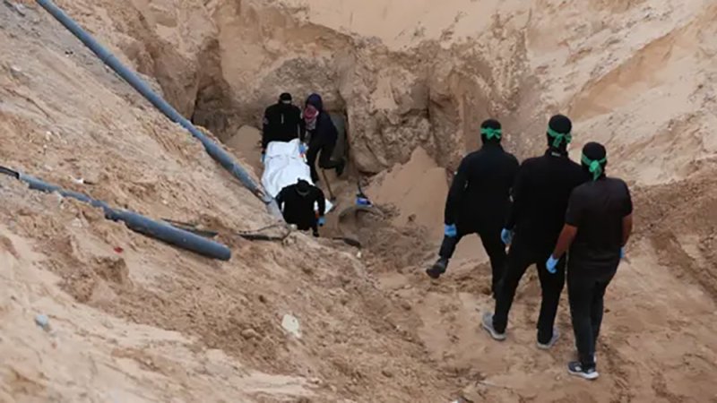 الجناح العسكري لحماس يقول إنه سيسلّم رفات رهينتين إسرائيليتين عند الساعة 4 عصرًا بالتوقيت المحلي