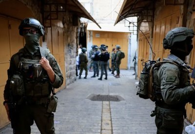 حملات اعتقال ضد فلسطينيين بالضفة ومستوطنون يحرقون مركبات ويحطمون مسجداً