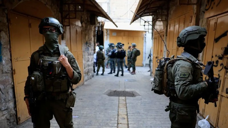حملات اعتقال ضد فلسطينيين بالضفة ومستوطنون يحرقون مركبات ويحطمون مسجداً