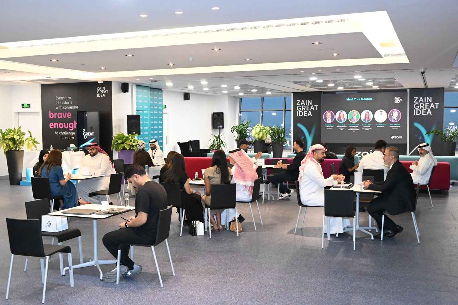 المرشدون وقادة الأعكال يتشاركون تجاربهم في جلسة الإرشاد الخاصة للمرحلة الأولى من برنامج Zain Great Idea الذي نظمته زين البحرين