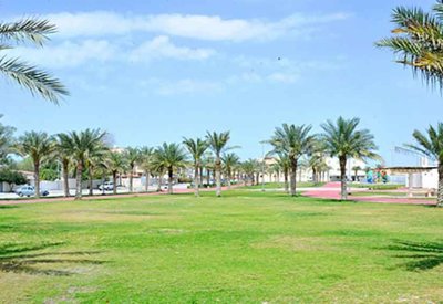 الطقس رطب ثم يتحول إلى معتدل مع بعض السحب أحيانًا