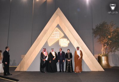 سمو ولي العهد رئيس الوزراء في صورة تذكارية لدى مشاركته نيابة عن الملك المعظم لحضور حفل افتتاح المتحف المصري الكبير