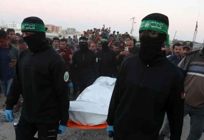 حماس تتفاوض لإخراج مقاتلين من الأنفاق.. وتسلّم جثث 3 رهائن إسرائيليين