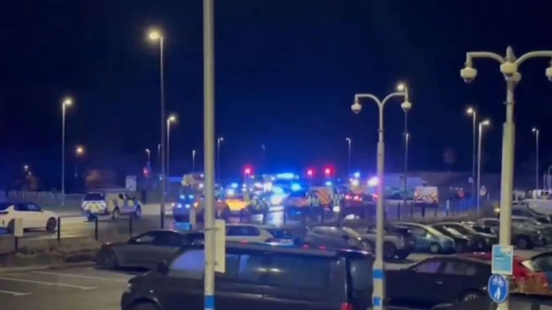 حادث طعن في قطار ببريطانيا.. والشرطة تعتقل شخصين