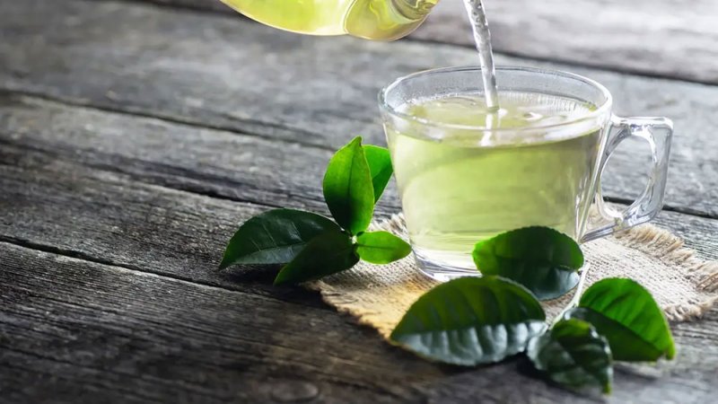 4 مكملات غذائية تجنبها مع الشاي الأخضر.. بينها فيتامينات B