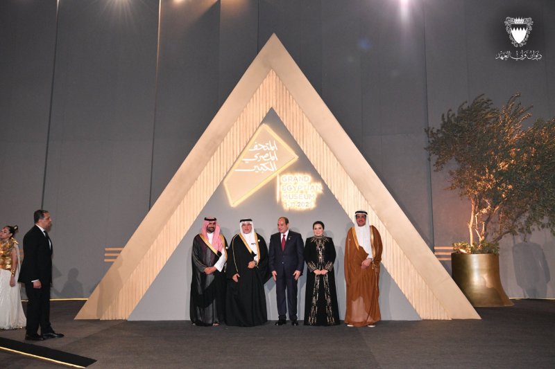 سمو ولي العهد رئيس الوزراء في صورة تذكارية لدى مشاركته نيابة عن الملك المعظم لحضور حفل افتتاح المتحف المصري الكبير