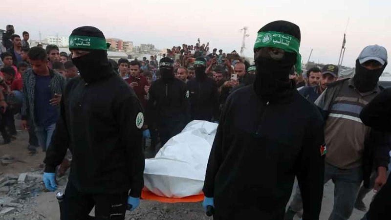 حماس تتفاوض لإخراج مقاتلين من الأنفاق.. وتسلّم جثث 3 رهائن إسرائيليين