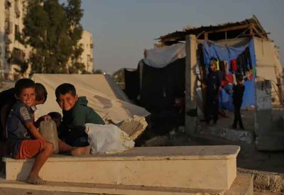 الحرب تشرد الآلاف.. والمقابر مأوى أخير لنازحي غزة