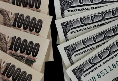 الدولار قرب أعلى مستوى في 3 أشهر مع تراجع رهانات خفض الفائدة