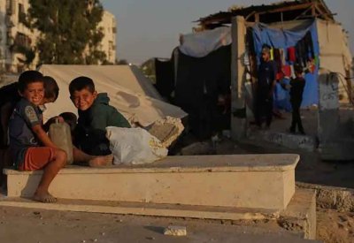 الهياكل العظمية جيرانهم وشواهد القبور مقاعدهم.. نازحون بغزة يعيشون بين الموتى