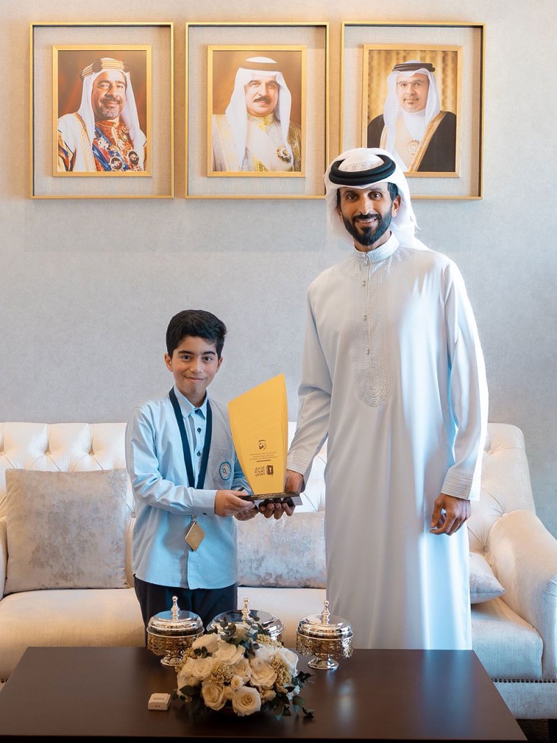 سمو الشيخ ناصر بن حمد آل خليفة يستقبل الطالب محمد جاسم الفائز بالمركز الثاني في تحدي القراءة العربي