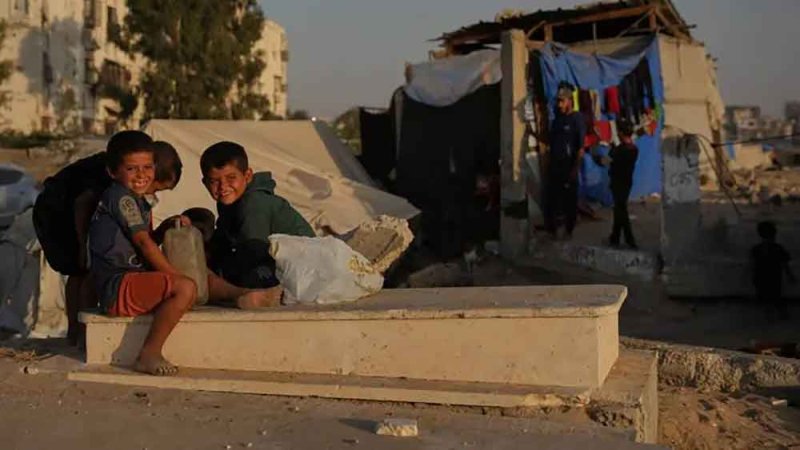 الهياكل العظمية جيرانهم وشواهد القبور مقاعدهم.. نازحون بغزة يعيشون بين الموتى