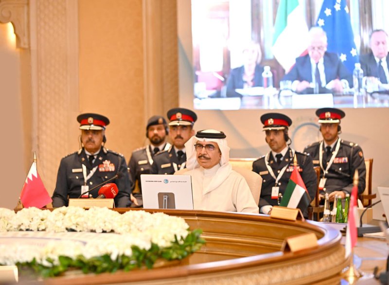 وزير الداخلية يعرب عن شكره وتقديره للفريق سمو الشيخ سيف بن زايد لحضور سموه للتمرين الميداني الأول لدول التحالف في البحرين