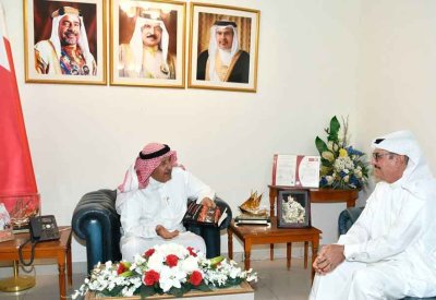 محافظ المحرق يستقبل الدكتور فيصل الملا ويثمن مؤلفاته في المجال الرياضي