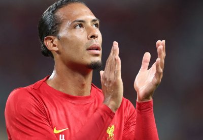بحديث "الهدوء وسط الضجيج".. فان دايك يرد على روني
